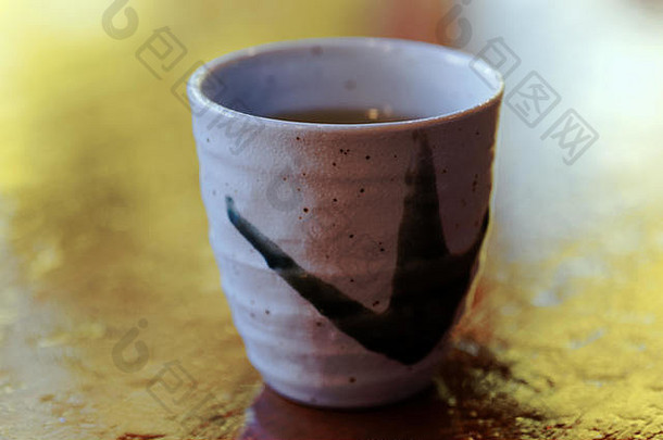 木桌上日本茶杯的特写镜头