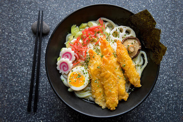 关闭碗美食日本乌冬面面条汤色彩斑斓的配料腌姜煮熟的蛋纠结的模式narutomaki虾