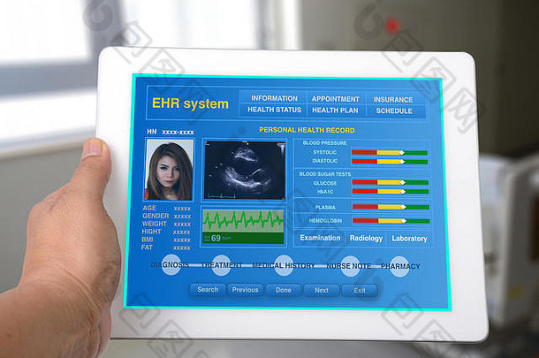 平板电脑上的电子健康记录或EHR显示个人健康信息。