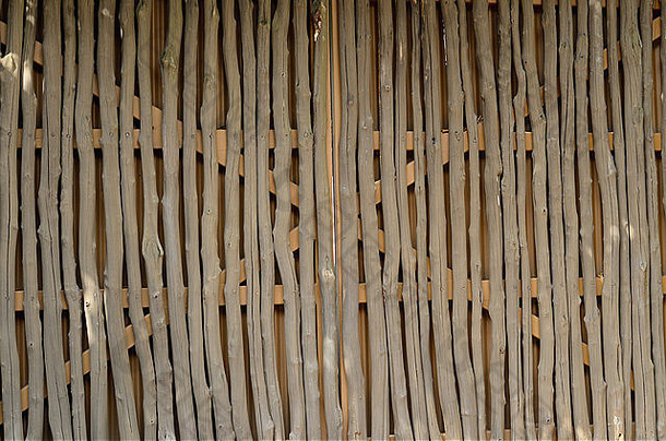 美丽的泰式木栅栏用钉子连接
