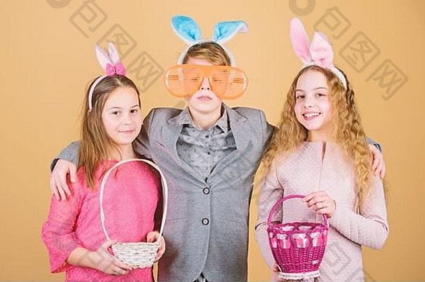 小组儿童兔耳配件庆祝复活节。带着小篮子的孩子们准备去寻找复活节彩蛋。复活节的活动和乐趣。朋友们在复活节一起玩得很开心。准备好猎蛋了。