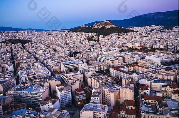 日出时雅典全景，古城市中心和卫城天际线尽收眼底
