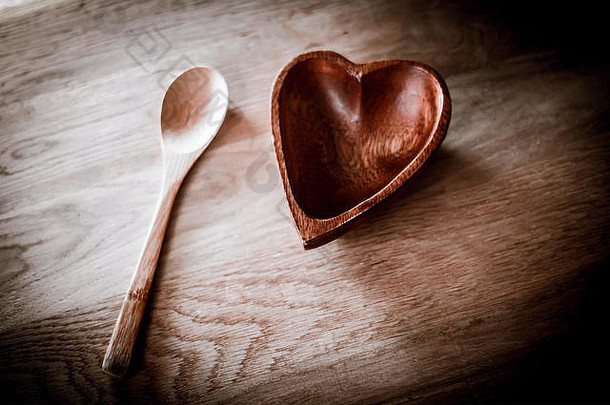 心形和汤匙形的木制沙拉碗