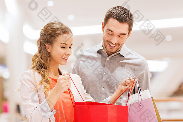 购物<strong>中心</strong>购物袋的快乐年轻夫妇