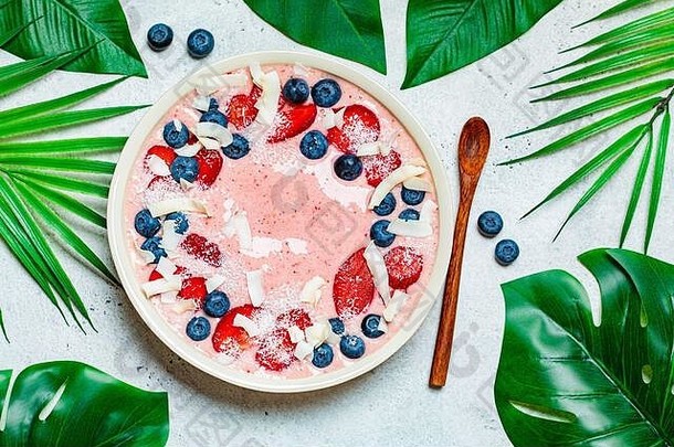 草莓、蓝莓和椰子的浆果夏日冰沙碗。