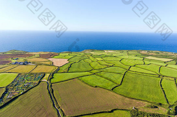 空中视图绿色投入了农场字段马赛克大西洋海洋康沃尔郡的海岸夏天清晰的一天