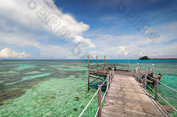 婆罗洲Mantanani岛上的乡村木码头。