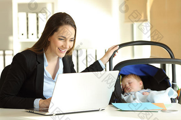快乐的单身母亲在网上工作，在办公室照顾她的孩子