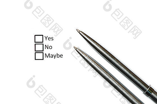 两支钢笔和三个选项作为调查问卷。