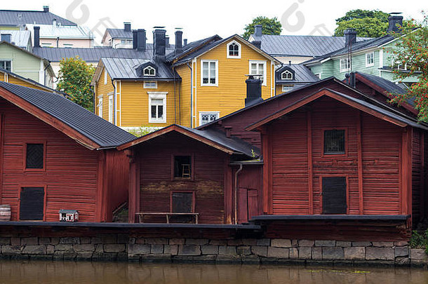 芬兰波沃市的古老的红色木制谷仓。