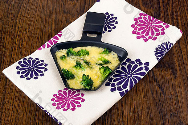 烤奶酪锅奶酪西兰花色彩斑斓的餐巾