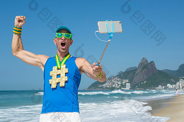 在里约热内卢，一名金牌运动员用手机在<strong>自拍杆</strong>上摆姿势拍照时，在空中挥拳