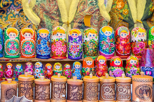 在俄罗斯展出五颜六色的俄罗斯娃娃（matryochkas）