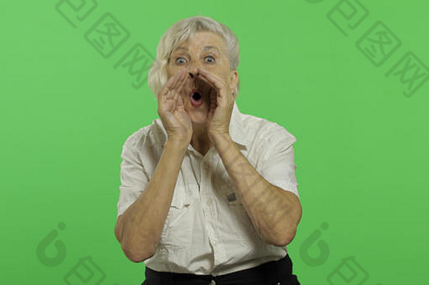 上了年纪的女人呼喊漂亮的祖母白色衬衫的地方标志文本浓度关键绿色屏幕背景