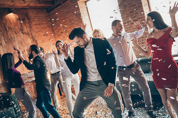 照片集团朋友收集跳舞地板上x-mas学生聚会，派对令人惊异的情绪跳舞穿正装衣服衬衫夹克奢侈品餐厅