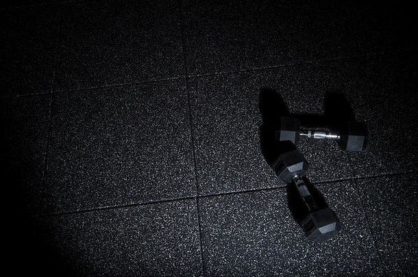 健身健身概念背景哑铃锻炼权重地板上