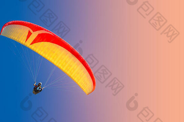 美丽的黄色和红色滑翔伞在五颜六色的天空中飞翔，粘贴空间，平滑的渐变背景
