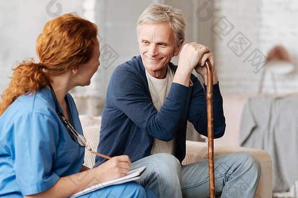 细心细致的治疗师与她的老年患者交谈