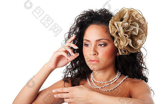 一位白人拉美裔时尚模特的美丽脸庞，皮肤光洁，戴着珍珠项链和一朵假花，卷曲着头发