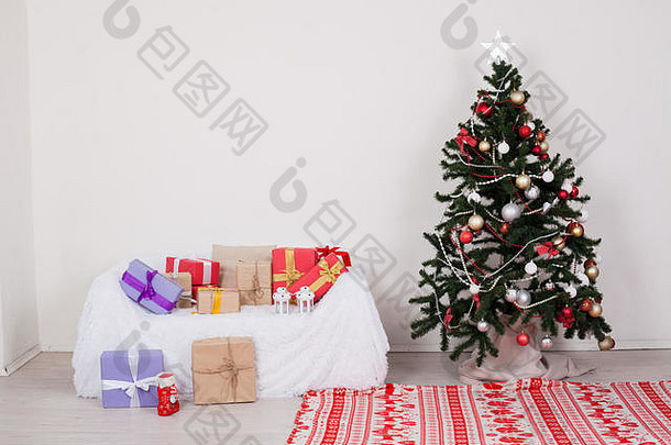 房间里的圣诞树上有圣诞装饰品和礼物玩具
