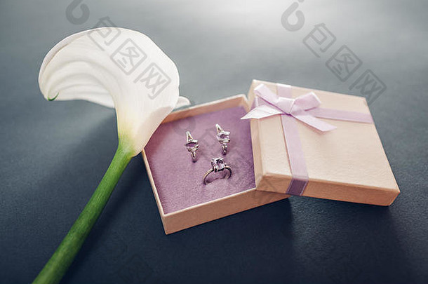 礼盒中的一套紫水晶首饰，带有百合花