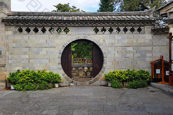 云南团山历史村的一扇圆门。中国云南的一个传统的有围墙的村庄