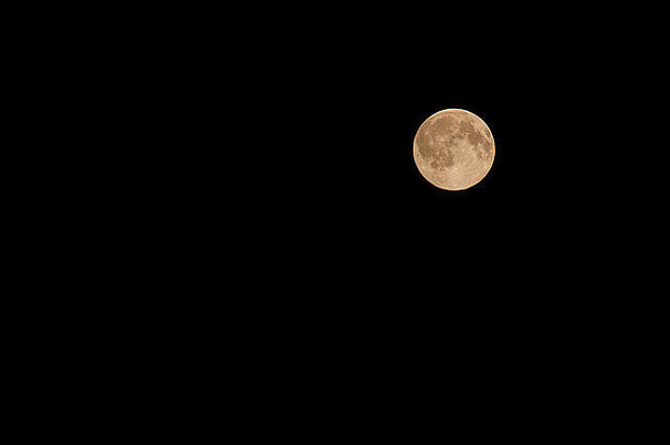 视图完整的月亮天空晚上