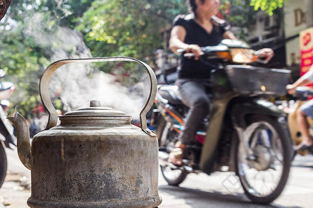 沸腾水金属水壶街河内越南模糊背景认不出来女人踏板车