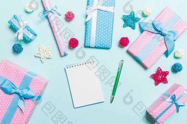 蓝色背景上的<strong>笔记本</strong>俯视图，由圣诞装饰品制成。新年时间概念。