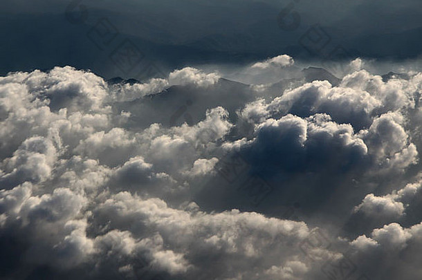 空中摄影阿尔卑斯山脉云晚上