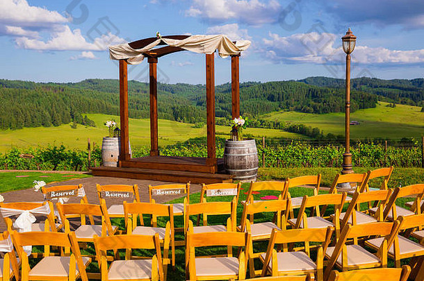 <strong>婚礼</strong>地点位于俄勒冈州西部的一家酒厂，露天<strong>座位</strong>可俯瞰葡萄园。
