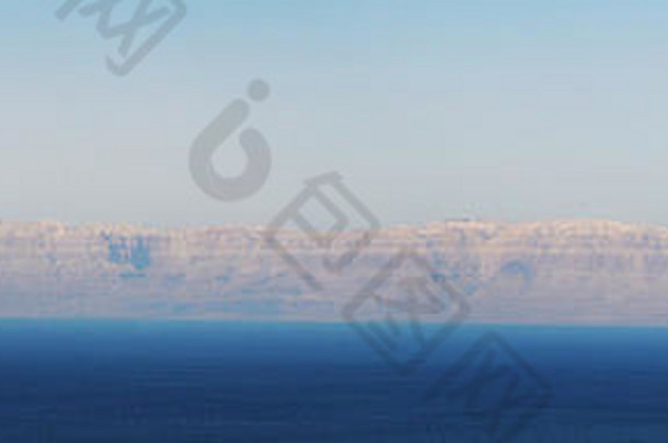 从约旦河看死海和以色列犹太沙漠的清晨景色。