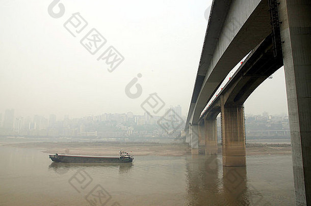 从长江石板坡桥下俯瞰。它建于1977年至1980年