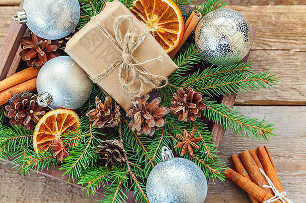 圣诞-新年组合冬季物品礼品盒冷杉枝松果肉桂棒在破旧的乡村木制背景上。圣诞节假期十二月装饰。平面俯视图空间