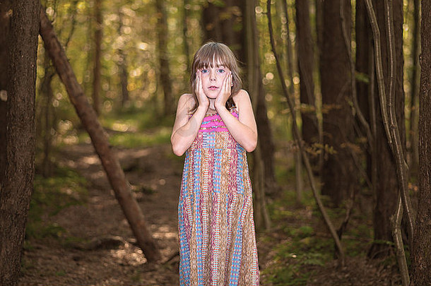 在森林里迷路的小女孩。