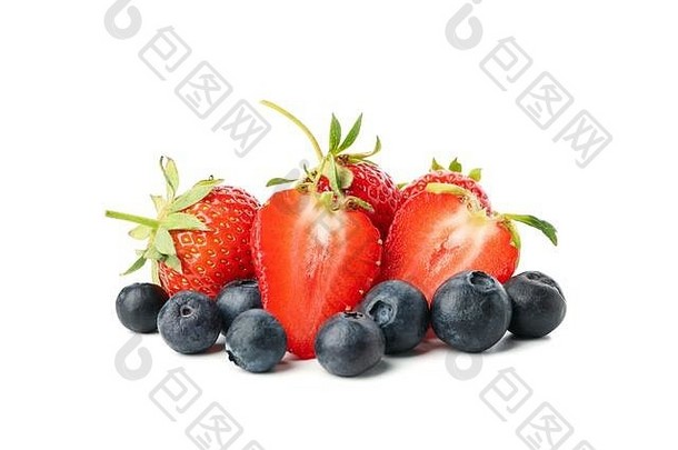 美味的红色的草莓蓝莓孤立的白色背景