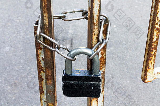 挂锁和链<strong>条</strong>。<strong>通道</strong>是封闭的。大门紧锁。