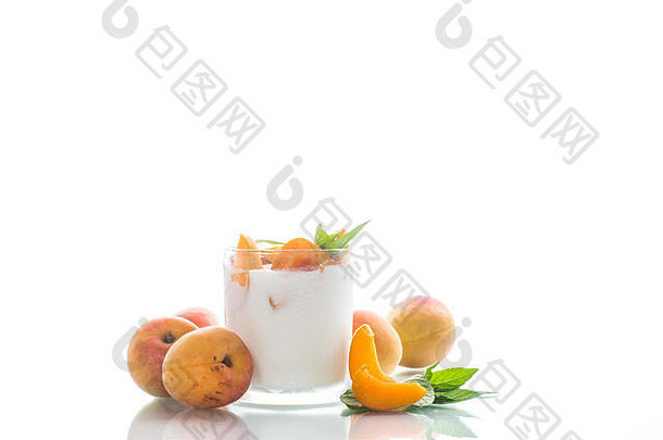 自制的酸奶成熟的杏子白色背景