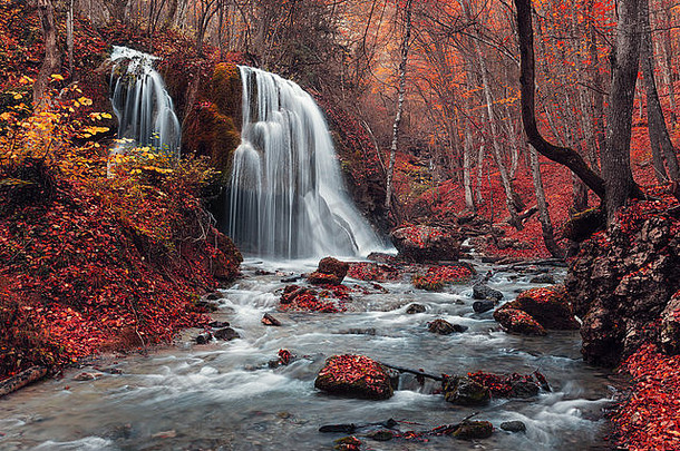 美丽的瀑布树红色的叶子岩石石头秋天森林银流瀑布秋天森林克里米亚
