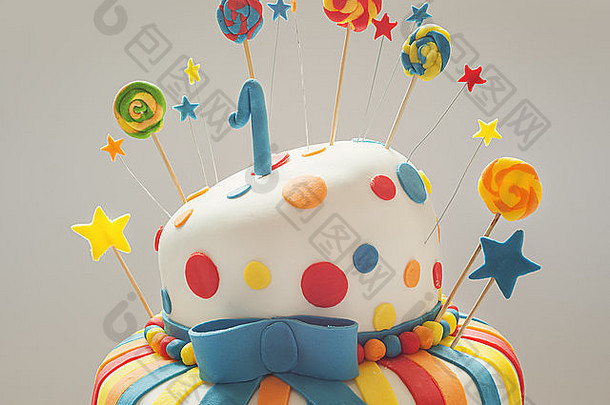 有趣的生日蛋糕，上面有一号，甜美多彩的装饰。
