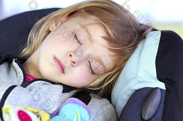 睡在儿童汽车安全带上的小女孩美梦