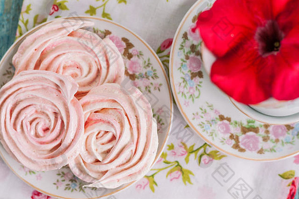 玫瑰酥皮蛋糕是一道带有红色花朵的浪漫菜肴。
