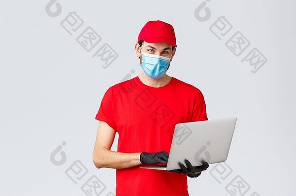 客户支持2019冠状病毒疾病包交付，网上订单概念。穿着红色制服、面罩和手套、使用