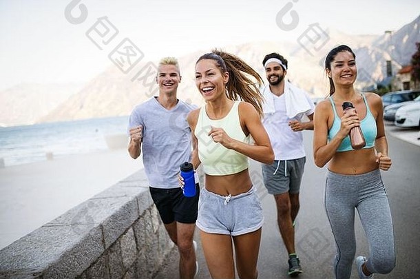 朋友们一起健身锻炼户外生活积极健康