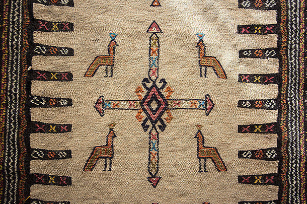 亚美尼亚手工制作的地毯，带有传统装饰和图案