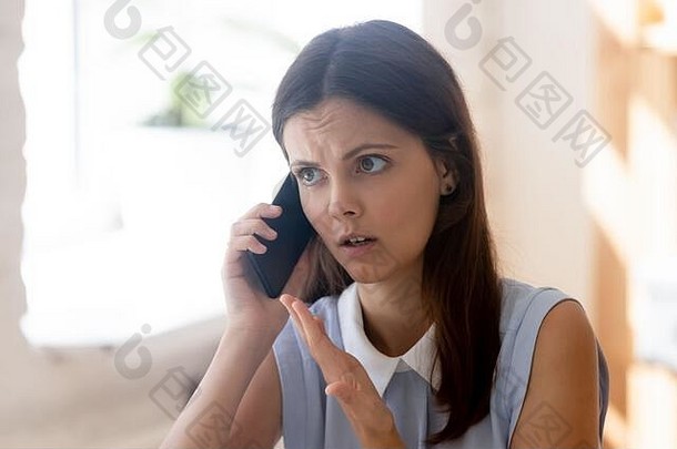 女商人会说话的电话不满意客户端解决问题距离的远近