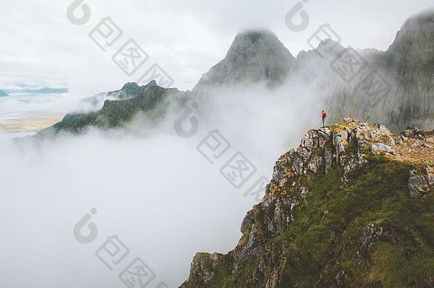 男人。站山悬崖边缘多雾的自然旅行活跃的健康的生活方式户外冒险假期挪威