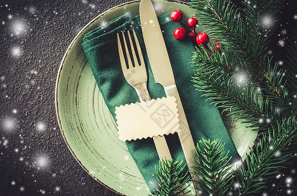圣诞节日餐桌设置，带有乡村风格的空标签。为圣诞节或新年晚餐准备的冬季餐桌。