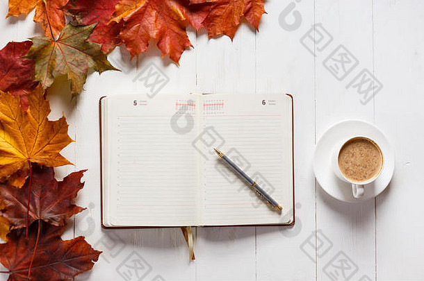 <strong>秋意</strong>的概念。早餐咖啡、日记和彩色枫叶。顶视图。