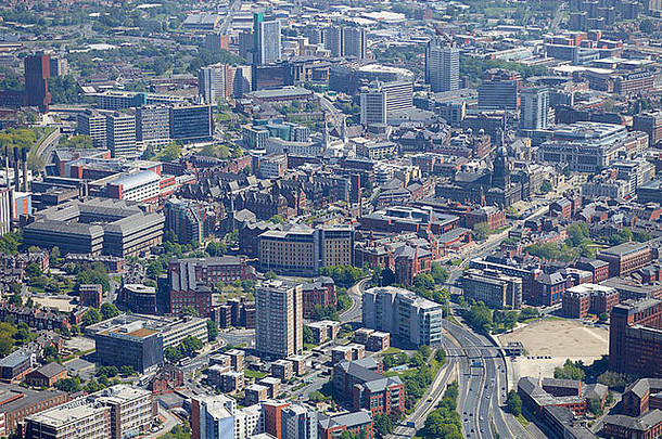 2012年夏季，从空中看利兹市中心。英格兰北部的西约克郡，展示了城市、医学和大学区域